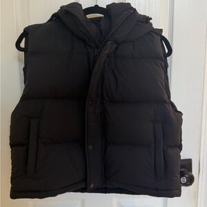 Aritzia Black the super Puffer shorty Vest
